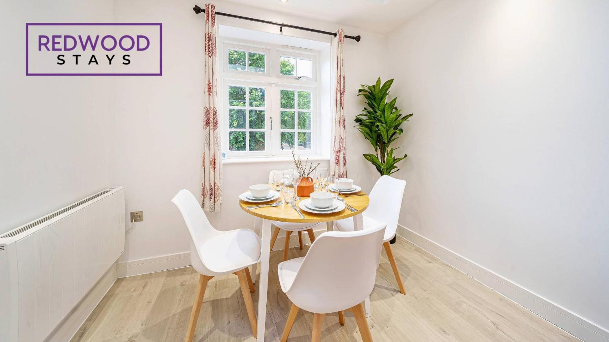Redwood Stays: Corporate Town Center Apartment with Free Parking Aldershot Exterior photo